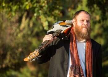 נאור כרמי. צילום: אריק סולטן מופע בעקבות שירים שכמעט ואבדו בשואה