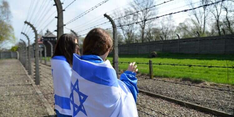 מצעד החיים. פולין. צילום: יוסי זליגר שקר, סיוט ותקווה: סיפורו של מחנה טרזיינשטט