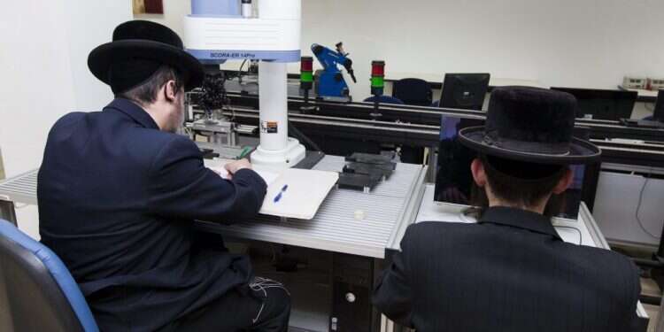 סטודנטים חרדים בירושלים. אילוסטרציה. למצולמים אין קשר לנאמר בכתבה. צילום: דודי ועקנין מיגון דיגיטלי: כיצד תשנה המגפה את החברה החרדית?