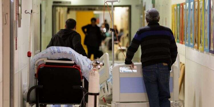 מסדרון בית חולים. צילום: אורן בן חקון מערכת הבריאות הורעבה בכוונה