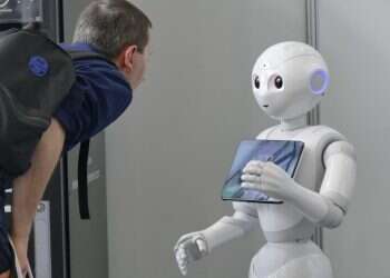 לא בדיוק "ילד חלופי", אבל מהר מאוד יחרוג הרובוט מתפקידו המקורי. הרובוט "פלפל" ביריד באיטליה, 2018.