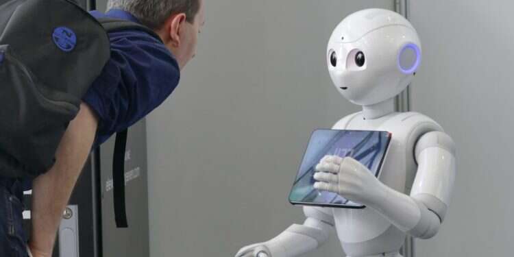 צילום: שאטרסטוק לא בדיוק "ילד חלופי", אבל מהר מאוד יחרוג הרובוט מתפקידו המקורי. הרובוט "פלפל" ביריד באיטליה, 2018.