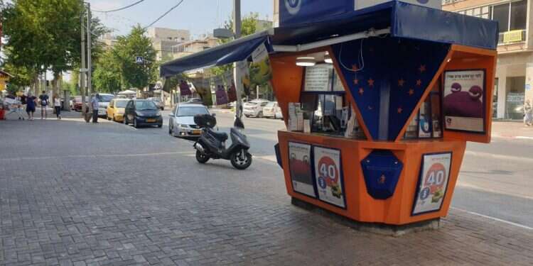 עדיף לעבוד קשה לטובת משכורת בינונית מאשר להרוויח בפיס מיליון שקלים. צילום: שאטרסטוק גדולתו של אדם אינה נמדדת בניסים, כי אם בשגרה