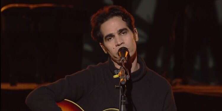 אביב גפן בהופעה בלי קהל באמפי שוני. צילום מסך מתוך דף הפייסבוק של זאפה האביב שציפינו לו: על ההופעה של אביב גפן באמפי שוני הריק