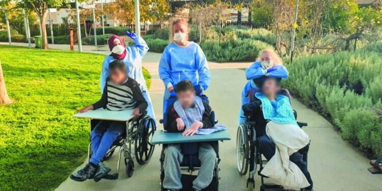 דיירים ומטפלים ב'עלה נגב'. צילום: עלה נגב דאגה כפולה: במוסדות השיקומיים מנסים להתמודד עם אתגר הקורונה