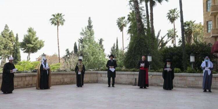 תפילה עולמית משותפת מישראל לראשי הדתות. צילום: נעם ריבקין פנטון מנהיגי כלל הדתות בישראל בתפילה משותפת לעצירת המגפה