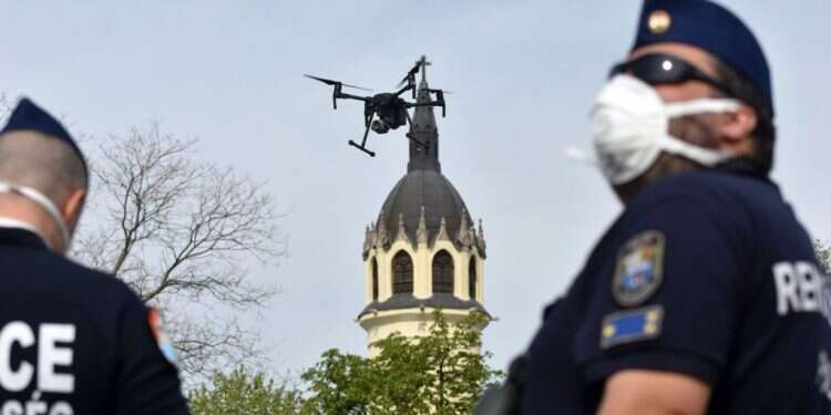 שוטרים מפטרלים בסולנוק, הונגריה. צילום: EPA הונגריה: המשטרה עצרה אזרחים שביקרו את מדיניות הקורונה