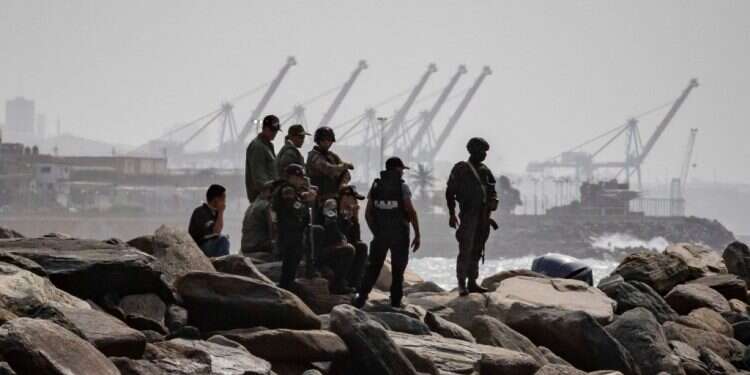 כוחות הביטחון של ונצואלה מסיירים בחוף שבו התרחש העימות עם אנשיו של גודרואו. צילום: EPA כישלון מפואר: מאחורי הקלעים של ניסיון הפלישה לוונצואלה