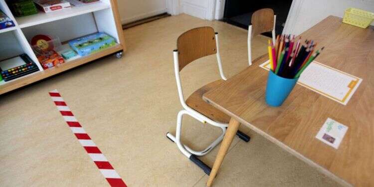 היערכות בתי ספר לפתיחה מחודשת, אילוסטרציה. צילום: EPA בחברה הערבית חוששים לפתוח את בתי הספר