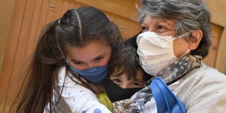 מחקר ייחודי: סבתות, נכדים, קורונה וריקודים