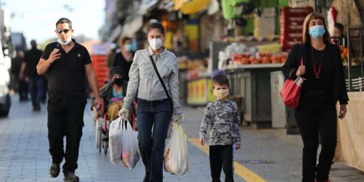 שוק מחנה יהודה עם שחרור נהלי הקורונה. צילום: EPA פעולות חריגות בשעת חירום מחייבות התגייסות כללית