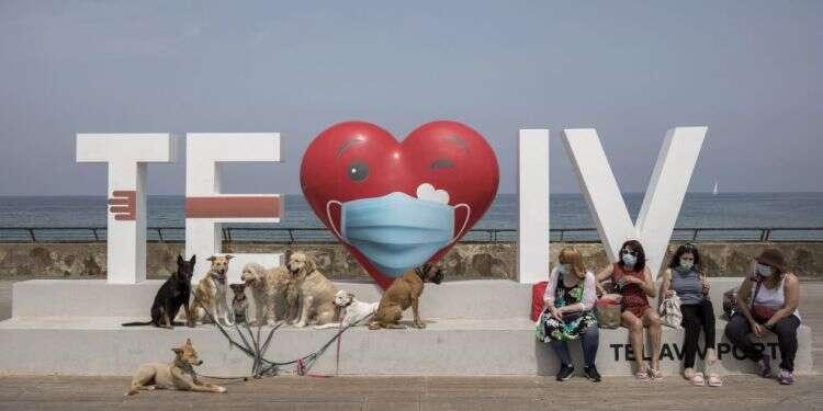 שגרת קורונה. צילום: EPA לחיות עם הקורונה: הדברים שלמדנו מהסכסוך