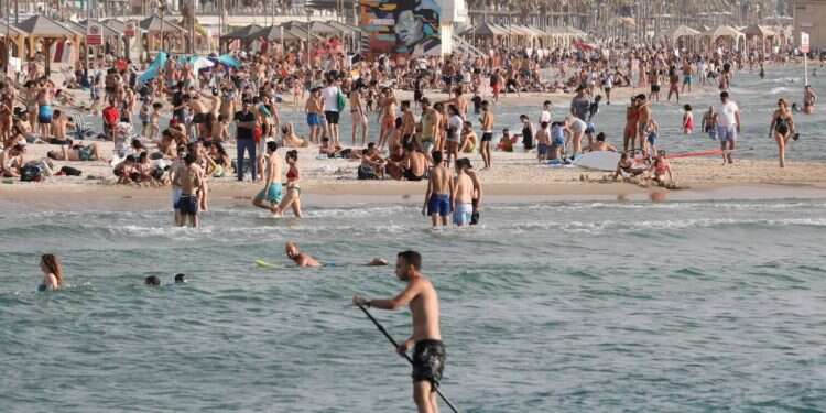 חוף הים בתל אביב, מאי 2020. צילום: EPA אוכלוסייה בסיכון: שגרת הקורונה השאירה אותנו מאחור