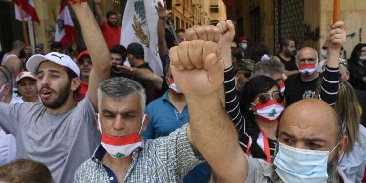 מפגינים מול משרד הכלכלה הלבנוני. צילום: EPA ארצי בסכנת רעב