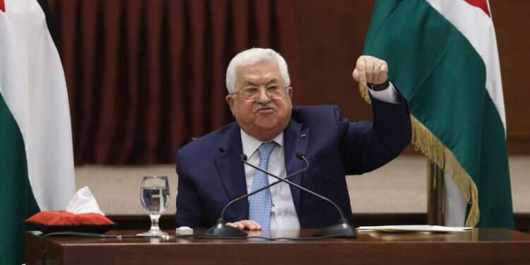 אבו־מאזן בישיבת ההנהגה הפלסטינית ברמאללה. צילום: EPA האדישות לקראת הרגע שאבו־מאזן יפרוש מפתיעה ומחרידה כאחד