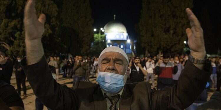 מתפללים מוסלמים בהר הבית, לאחר פתיחתו מסגר הקורונה. צילום: EPA הירי בשוגג ופתיחת הר הבית: השטח במזרח ירושלים תוסס