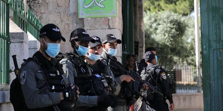 שוטרי משמר הגבול בכניסה להר הבית. צילום: EPA הירי בשוגג ופתיחת הר הבית: השטח במזרח ירושלים תוסס