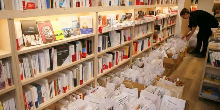 רוב חנויות הספרים הפרטיות החלו למכור ספרים בטלפון או באינטרנט. בעלת חנות ספרים בצרפת אורזת משלוחי ספרים ללקוחות. צילום: AP גם בימי קורונה: הביקוש לספרים לא מסתיים אף פעם