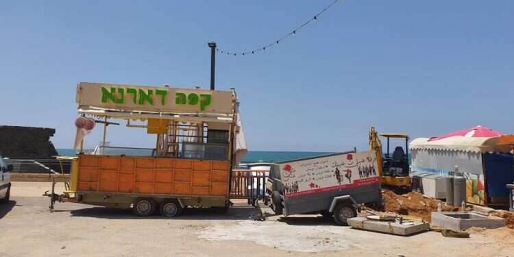 מתחם התיירות השומם בחופי העיר. צילום: יאיר קראוס החברה הערבית "בסכנת התפרצות הר געש" בגלל המשבר