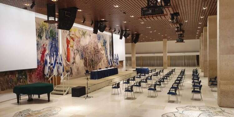 הכיסאות הערוכים בטרקלין שאגאל בכנסת, אתמול, לקראת הרמת הכוסית המסורתית לרגל הקמת הממשלה. צילום: שירית אביטן כהן השבעת הממשלה נדחתה בגלל תסיסה בסיעת הליכוד