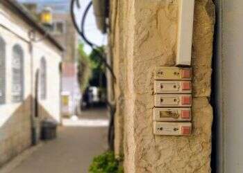 שלושת המילואימניקים עם הכיפות הסרוגות ניגשו אל הרב יצחק יוסף