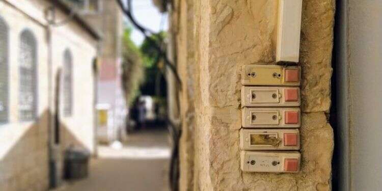 שלושת המילואימניקים עם הכיפות הסרוגות ניגשו אל הרב יצחק יוסף