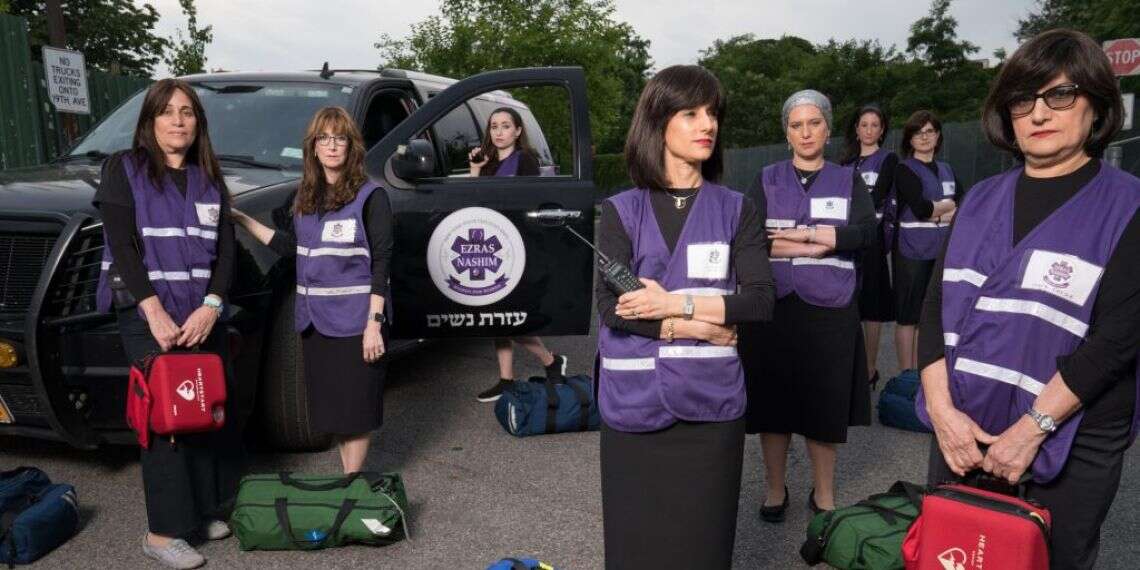 רוחי פרייר (במרכז) עם מתנדבות עזרת נשים. מתוך הסרט הדוקומנטרי: 93Queen, Malka Films. צילום: Paula Eiselt המלאכיות מברוקלין: הנשים החרדיות שנלחמות בקורונה