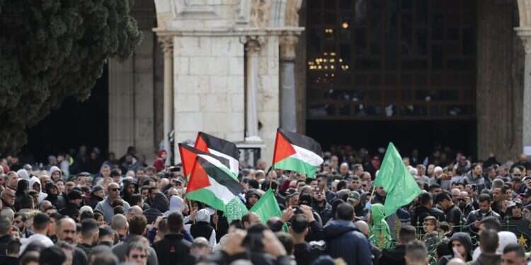 דגלי פלסטין בהר הבית. צילום: AFP הפלסטינים אינם רואים בוויתור על הר הבית צעד אצילי