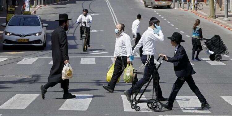רחובות בני ברק במהלך הקורונה. צילום: AFP בחזית הקורונה: החרדים ההיברידיים הם בשורה לחברה בישראל