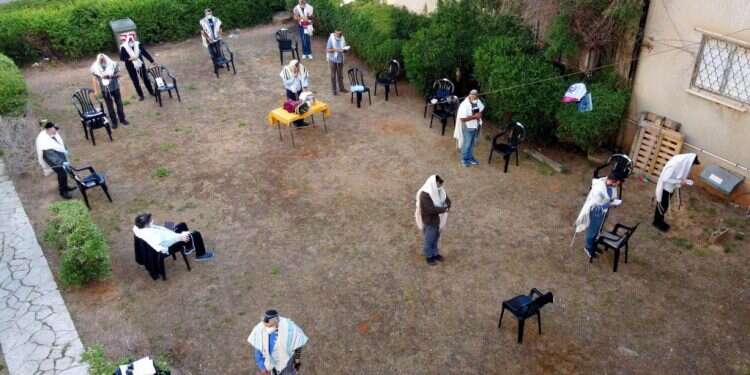 מנייני הקורונה הם הזדמנות לשלב בין נוסחי התפילה השונים