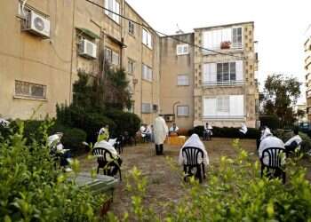 מנייני החצר הופכים לפריווילגיה של המתגוררים בסביבה הומוגנית