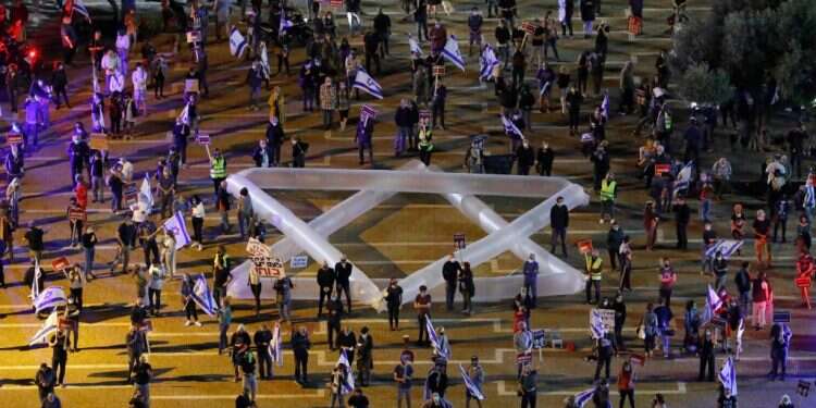 הפגנה בכיכר רבין. צילום: AFP
 סוף הסיפור: שחור זה האדום החדש