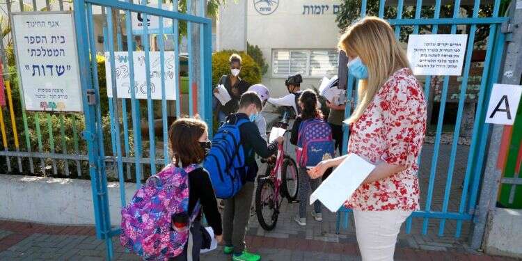 בית ספר בפרדס חנה שפעול לפי הנחיות משרד הבריאות. צילום: AFP תחת מגבלות כבדות: מערכת החינוך תחזור לשגרה ביום ראשון