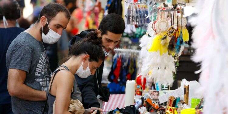 שוק הכרמל תחת הגבלות הקורונה. אילוסטרציה. צילום: AFP "צא מן התיבה" והחזרה לשגרת קורונה