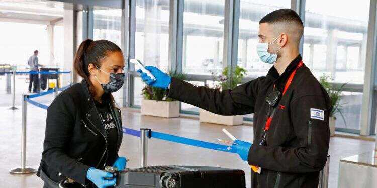 בדיקות חום בנתב''ג. צילום: AFP בנתב"ג תרגלו קליטת נוסעים, תיירות הפנים חוזרת לפעילות