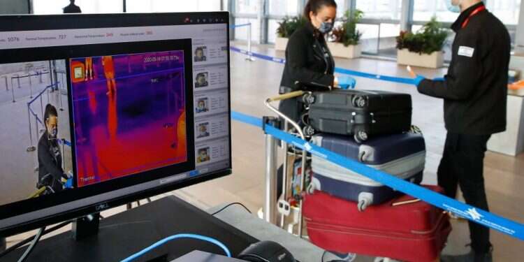 בדיקות חום בניסוי ה''ציק-אין'' בנתב''ג, בסוף השבוע. צילום: AFP בנתב"ג תרגלו קליטת נוסעים, תיירות הפנים חוזרת לפעילות