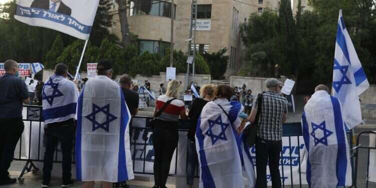 מפגן תמיכה מול בית ראש הממשלה. צילום: AFP עוד לא מאוחר לעצור את הטירוף של משפט נתניהו