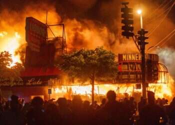 העובדות שלא תשמעו על המחאות שמסעירות את אמריקה