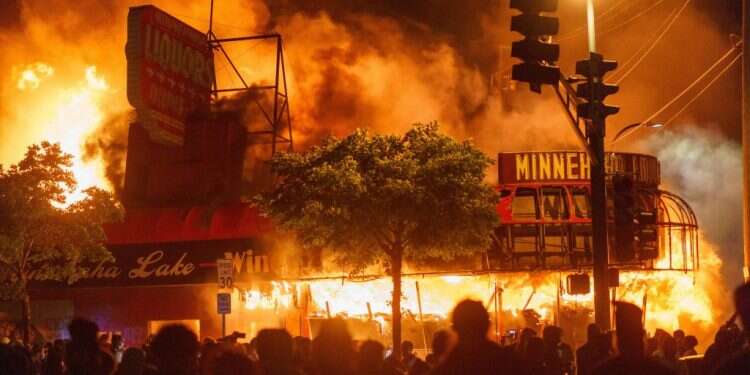 מחאה על אלימות משטרתית במניאפוליס. צילום: AFP העובדות שלא תשמעו על המחאות שמסעירות את אמריקה