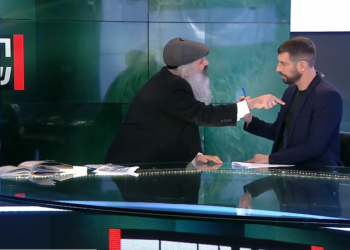 משחק מוחות במגרש חוץ: כשראש כת תוקף בחזרה