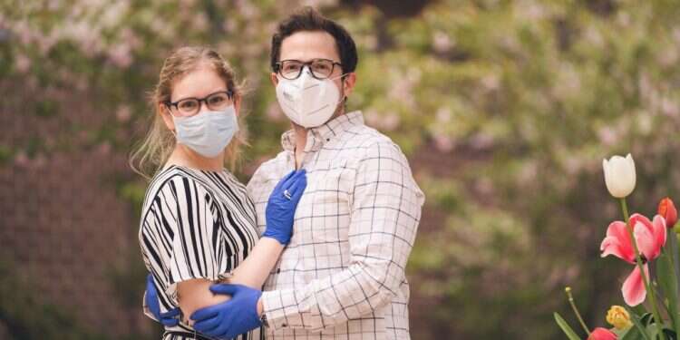 המחווה לרופאים במרפסות ניו-יורק שהפכה להצעת נישואין