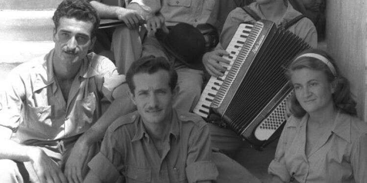 גלגולי הזמר העברי מגלים את שורשי התרבות היהודית-ישראלית-עברית. הצ'יזבטרון: נעמי פולני, גדעון זינגר, שייקה אופיר ואחרים, 1949. צילום: לע "שאו ציונה" ו-"תוכי יוסי": הסיפורים מאחורי השירים