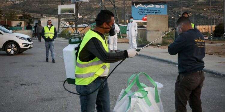 פועלים פלסטינים במעבר חוסאן. צילום: נתי שוחט, פלאש 90   50 אלף פלסטינים חוזרים לעבוד בישראל הקטנה