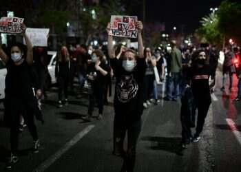 לעצור את האגרוף כשהוא עוד מופנה אל הקיר