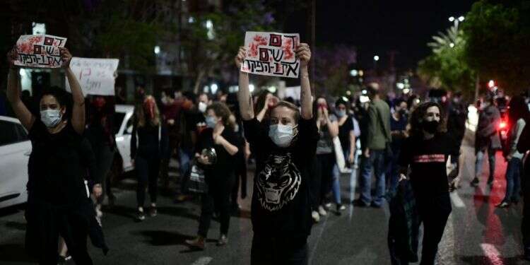 לעצור את האגרוף כשהוא עוד מופנה אל הקיר