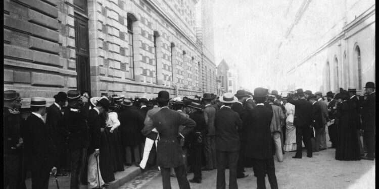 קהל מחוץ לאולם משפטו של דרייפוס. צילום: גטי אימג'ס רק ההיסטוריה תעמיד לדין את משפטי ההווה