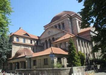 בלי לדבר או לשיר: בתי הכנסת בגרמניה נפתחים מחדש