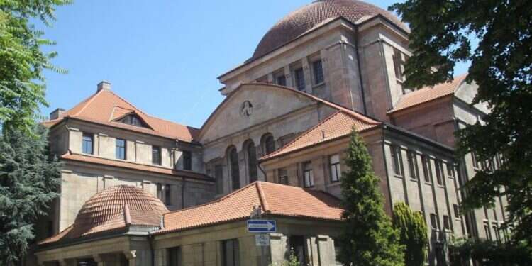 בלי לדבר או לשיר: בתי הכנסת בגרמניה נפתחים מחדש