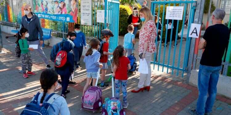 חזרה לבית הספר בצל הקורונה, לפני כשנה. צילום: AFP חזרה למעונות ולשגרה? הזכות שמורה רק לבעלי המזל