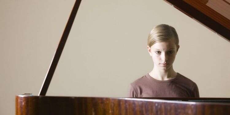 לפלוש מעט מעבר למקובע: ספרות שכולה מסך